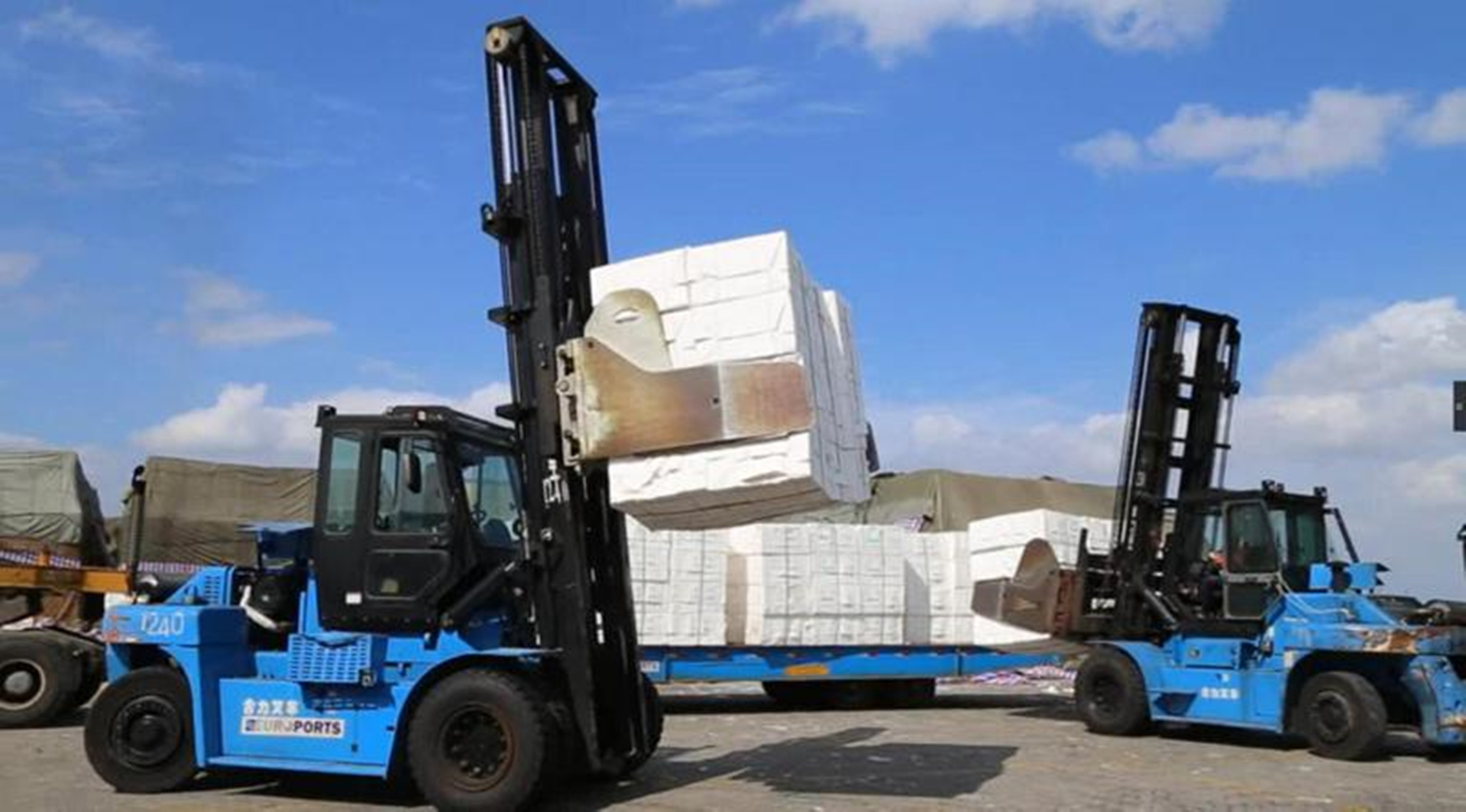 5.2018-06-01-企业6.5吨纸浆包夹在国内某大型港口高效作业现场.jpg